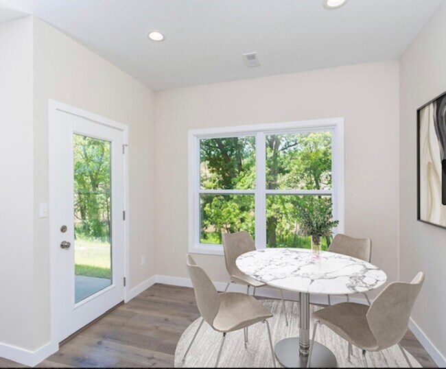 Building Photo - Your Luxury Cottage Awaits!
