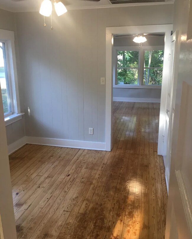 Building Photo - 2 Bed/1 Bath House