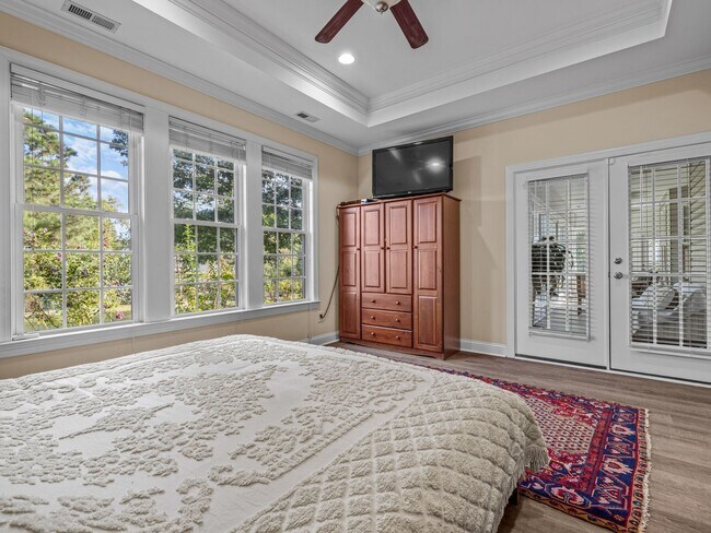 Building Photo - Beauty by the Water!