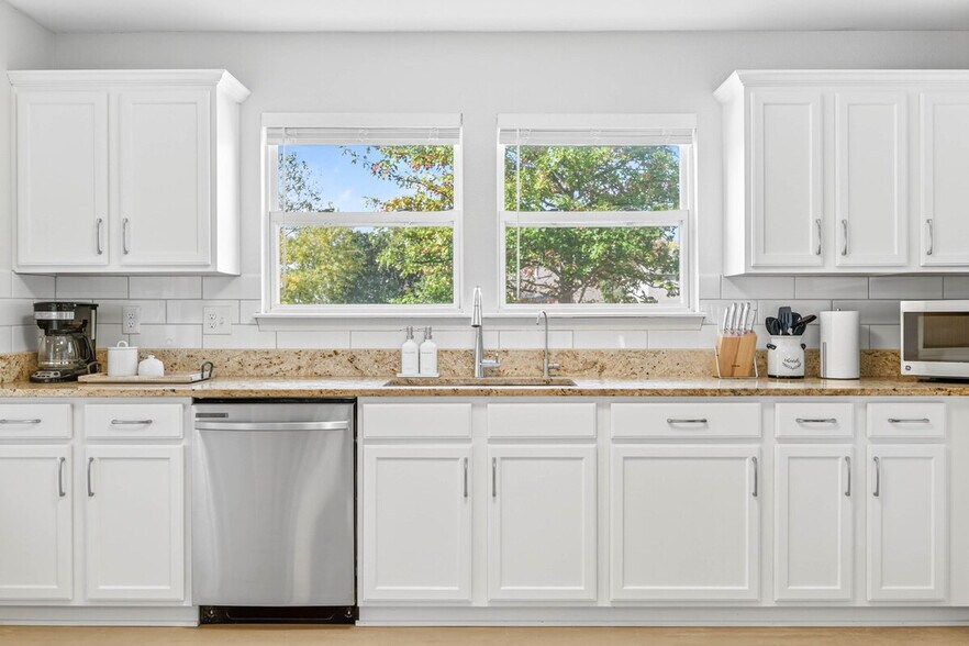 Building Photo - 12114 Brushfield Ln