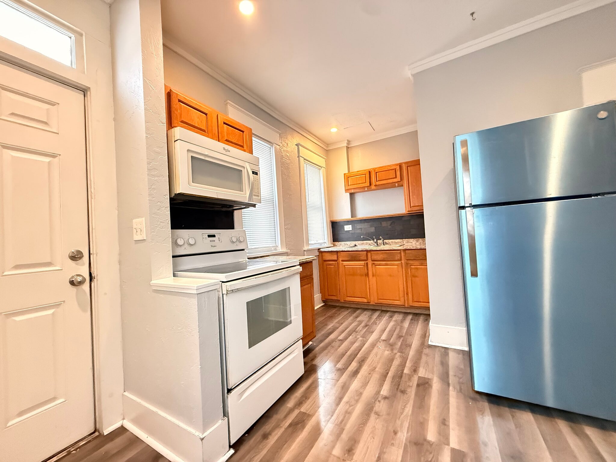 Building Photo - 838 E 4th Ave