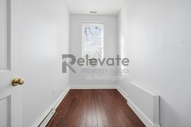 Building Photo - 2206 Parkwood Ave