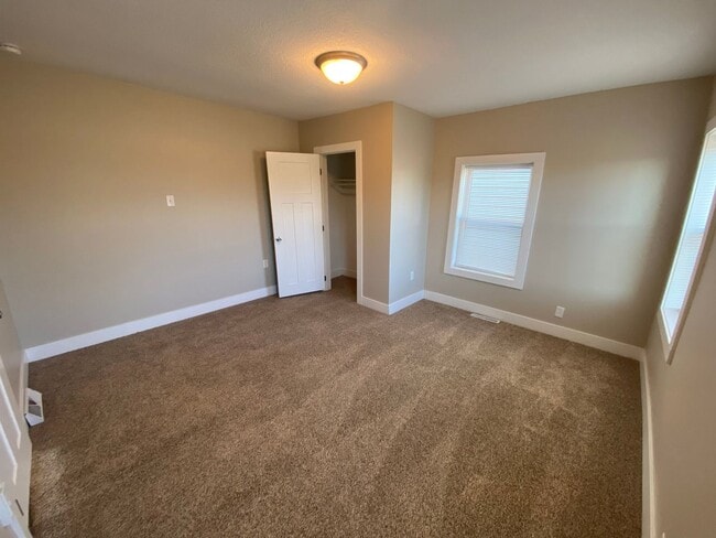 Building Photo - 4 Bedroom Home just 3 minutes from downtown!