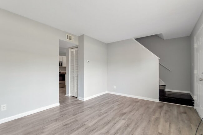Building Photo - 4543 Moncrief Rd W