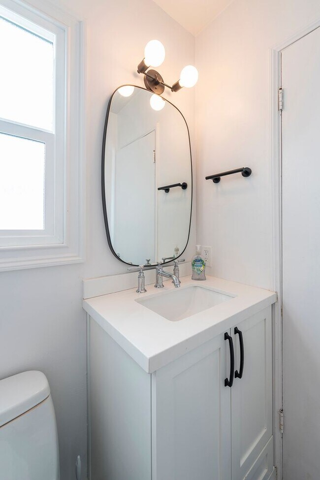 Building Photo - Beautiful Hawthorne Rental In Hollyglen!