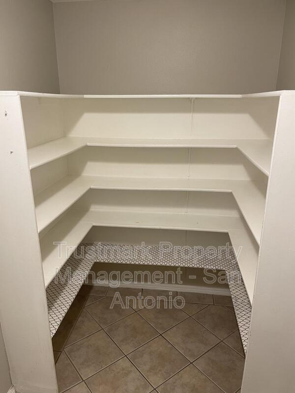 Building Photo - 8335 Bent Meadow Dr