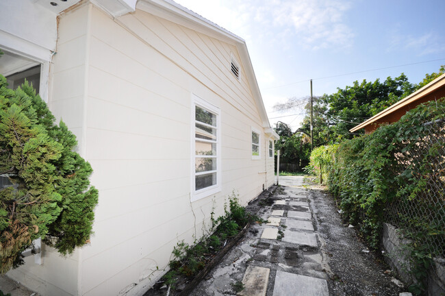 Building Photo - 3 Bedroom 1 Bathroom Single Family House