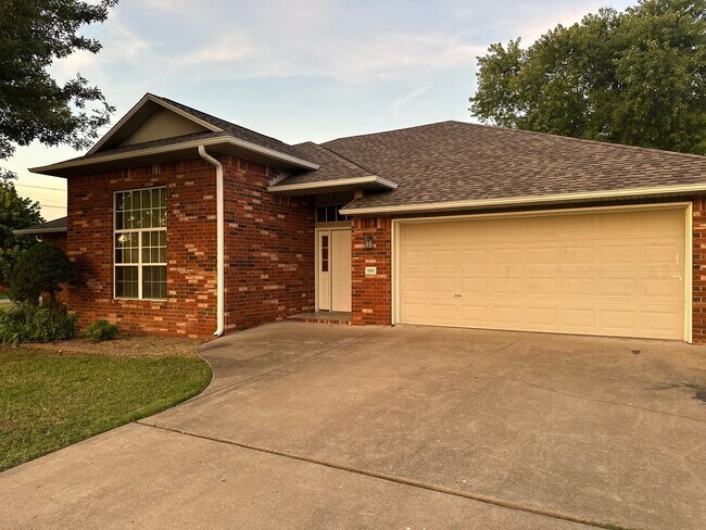 Building Photo - Available August 1st! 3-Bedroom, 2-Bathroom Home in East Rogers