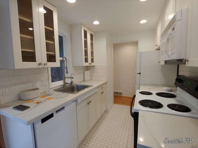 Building Photo - Beautifully Updated Magnolia House- 3 Bedr...