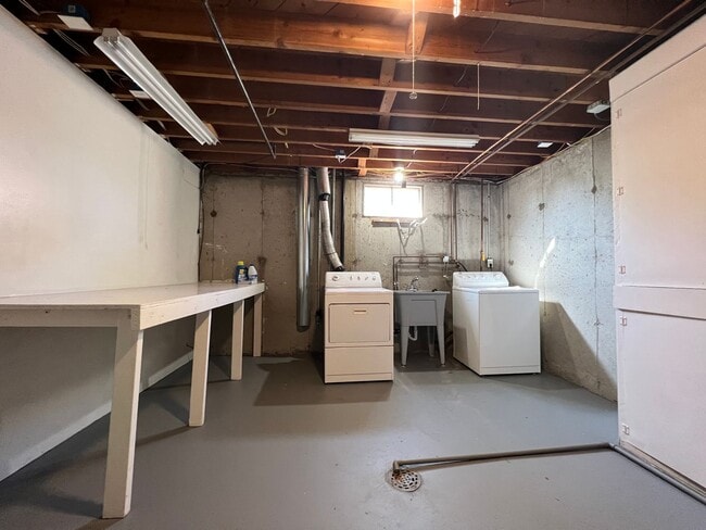 Building Photo - 3-bed 2-bath House in Northglenn available July!