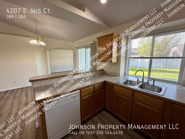 Building Photo - 4207 E Iris Ct