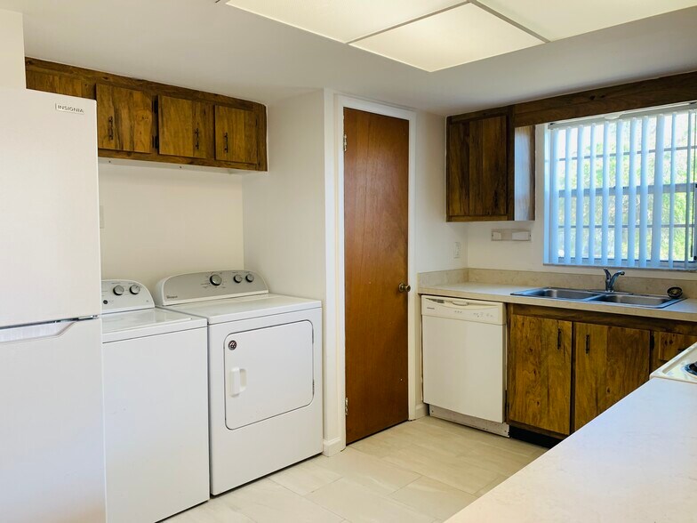 Building Photo - 428 Banana Cay Dr