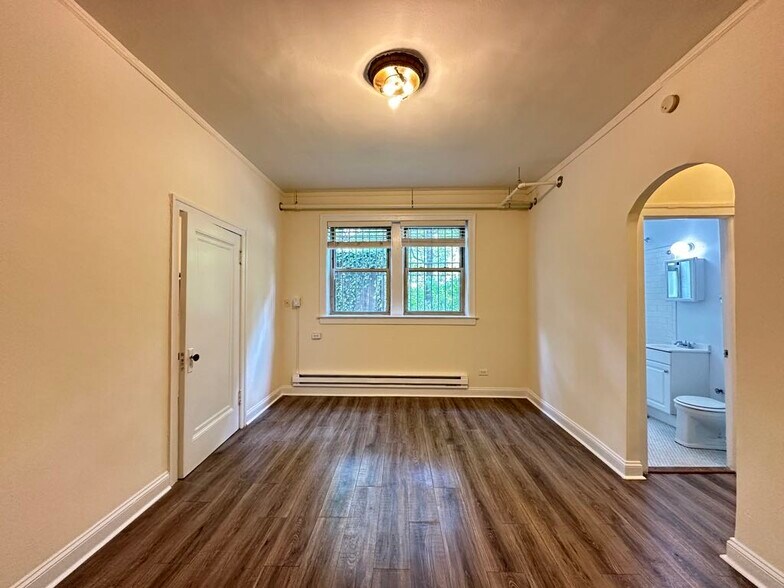 Building Photo - 2536 N Sawyer Ave