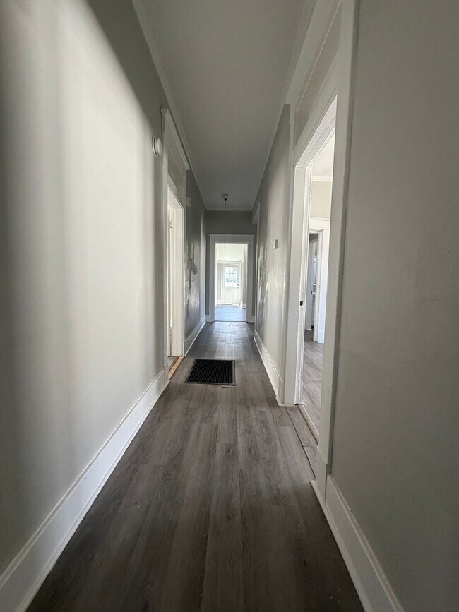 Building Photo - Deposit Special! Section 8 Voucher Approved