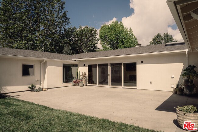 Building Photo - 914 Bienveneda Ave