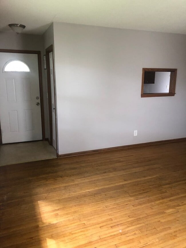 Building Photo - LARGE 3BED/1BATH/GARAGE/YARD - SINGLE FAMI...