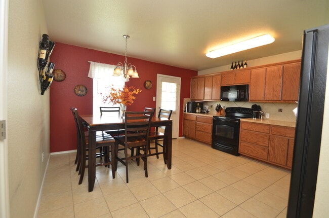 Building Photo - Gorgeous 3 bedroom 2 bath home in desired ...