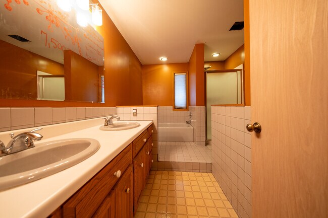 Building Photo - 1528 Desoto St