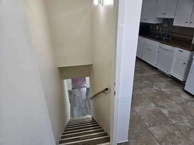 Building Photo - Roy Duplex