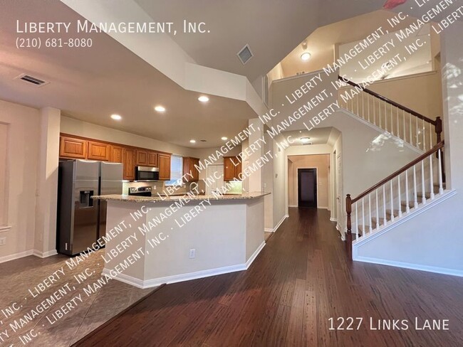 Building Photo - Beautiful Gated 4 Bedroom 3.5 bath family ...