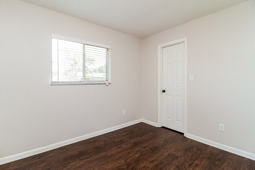 Building Photo - 2843 Kinnon Dr