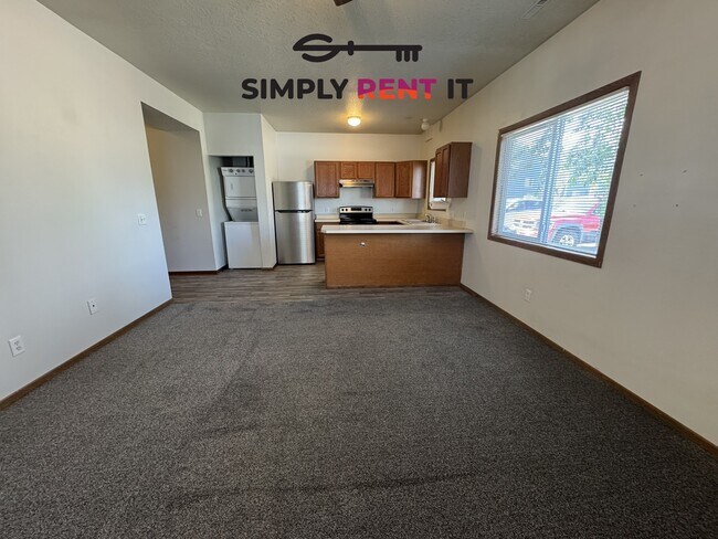 Building Photo - 3 Bedroom 2 Bathroom with Internet!