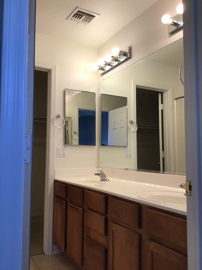 Building Photo - COMING SOON! Spacious 4 Bed 2 Bath Home in Phoenix