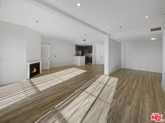 Building Photo - 585 N Rossmore Ave