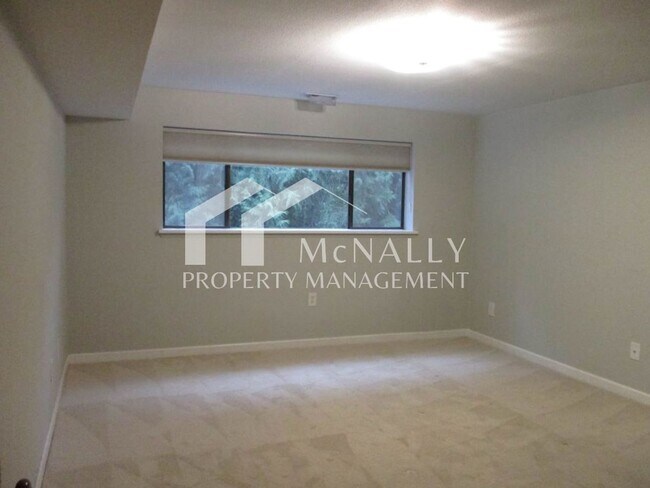 Building Photo - Spacious 3 Bedroom, 2.75 Bathroom Condo in Gig Harbor