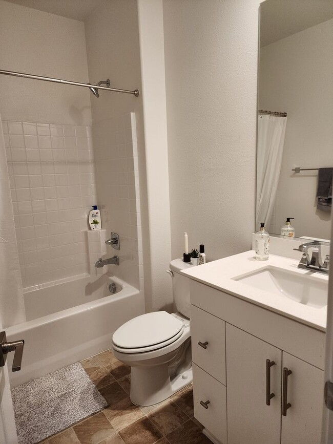 Building Photo - Modern 4BR Townhome in Fontana