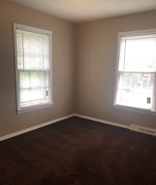 Building Photo - Gorgeous South KC Split Level