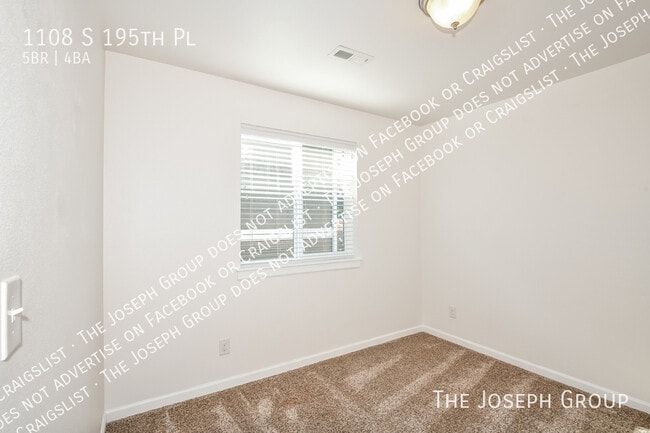 Building Photo - 1108 S 195th Pl