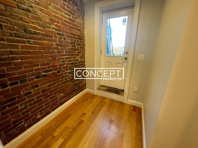 Building Photo - 153 Meridian St