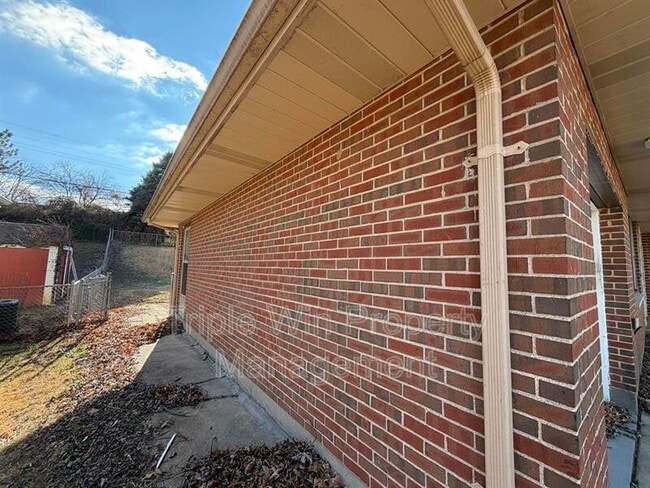 Building Photo - 2408 Caverhill Dr