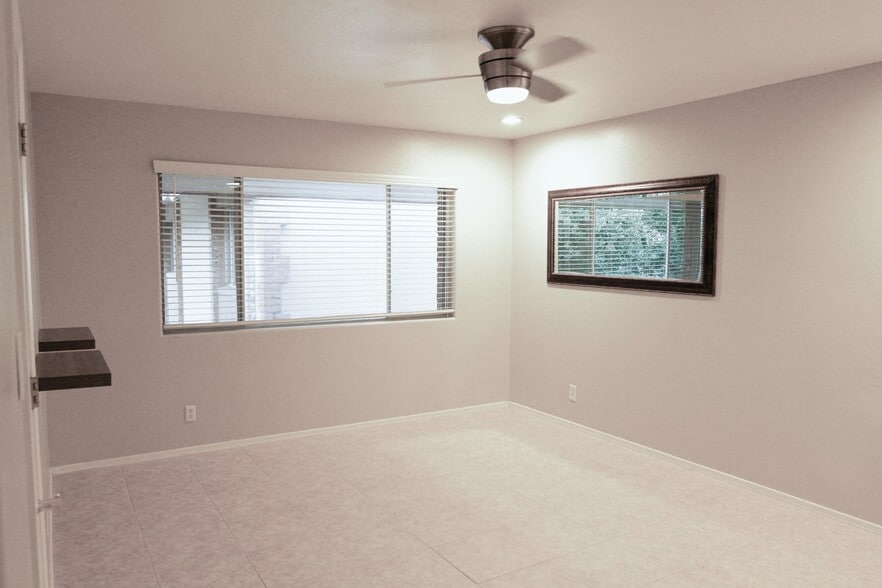 Spacious Master Bedroom with two closets - 4701 N 68th St