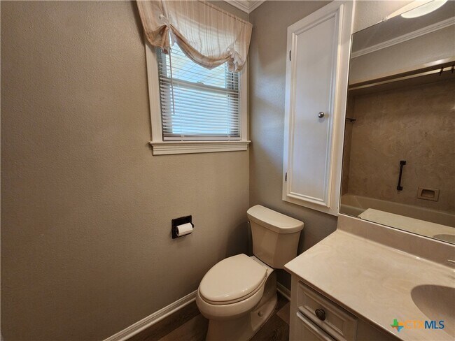 Building Photo - 564 Laurel Ln