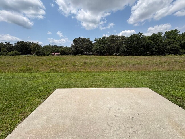 Building Photo - LUXURY TOWNHOME  IN THE CENTER OF MANCHESTER!