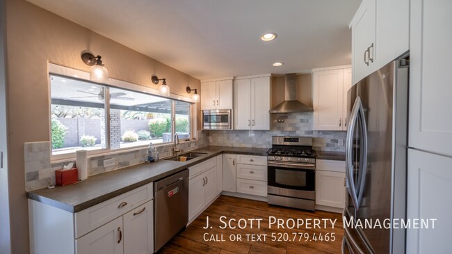Building Photo - 9059 N Arroya Vista Dr