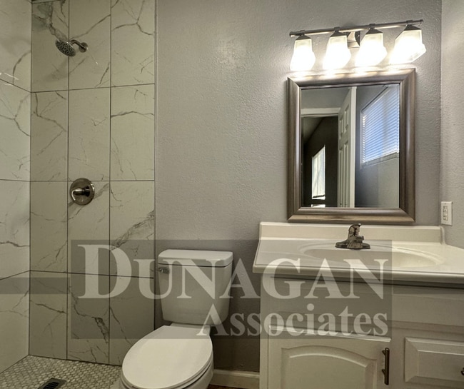 Building Photo - 4 Bedroom - 2 Bath Home Pet Friendly