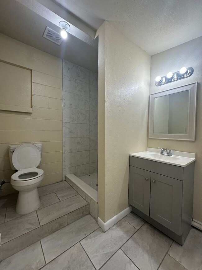 Building Photo - 3408 E Lambright St