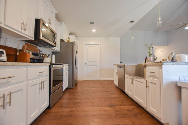 Building Photo - Pet Friendly Three Bedroom!