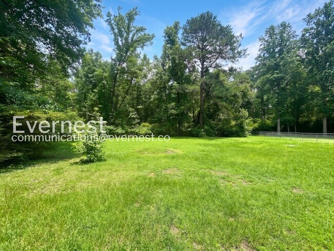 Building Photo - 3 Bed, 2 Bath Home with Fenced Yard & Garage / Pet-Friendly / Vouchers Accepted / Available Now!
