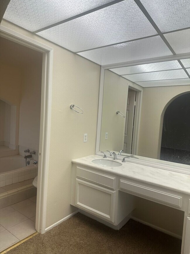 Building Photo - Charming 3-Bed/2.5-Bath Townhome with 2-Car Garage in Garden Grove