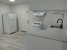 Building Photo - 626 W King Ave