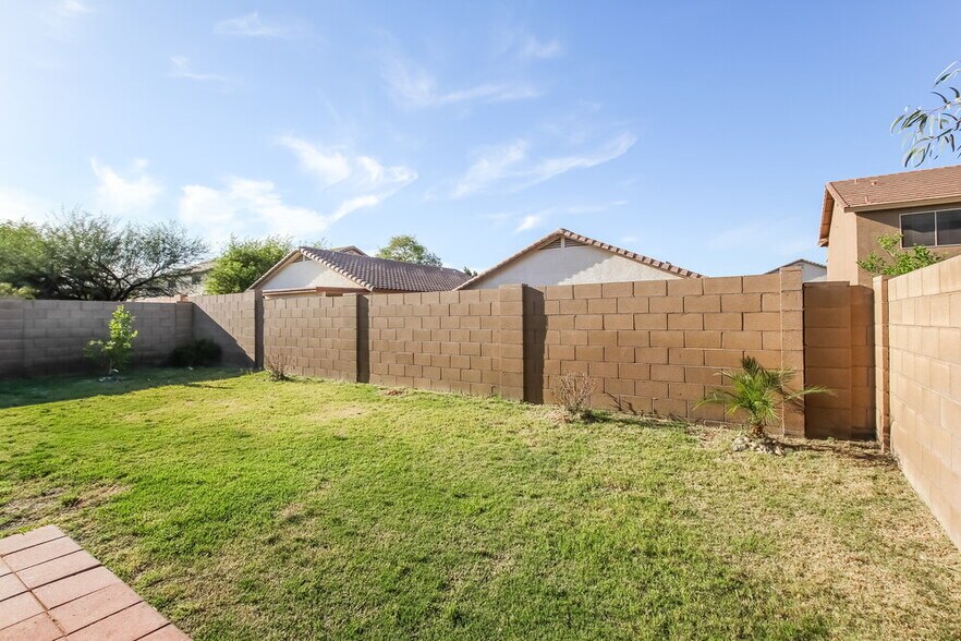 Building Photo - 15434 W Gelding Dr