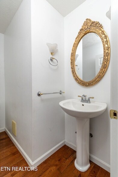 Building Photo - 2084 Allenridge Dr