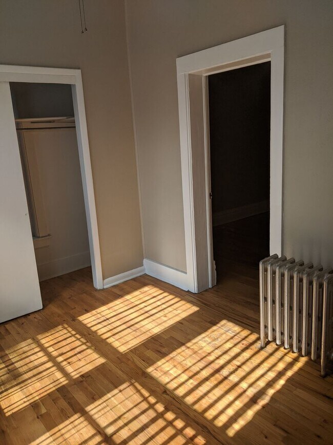 Building Photo - Charming Cap Hill 1 Bedroom w/ Claw Foot Tub