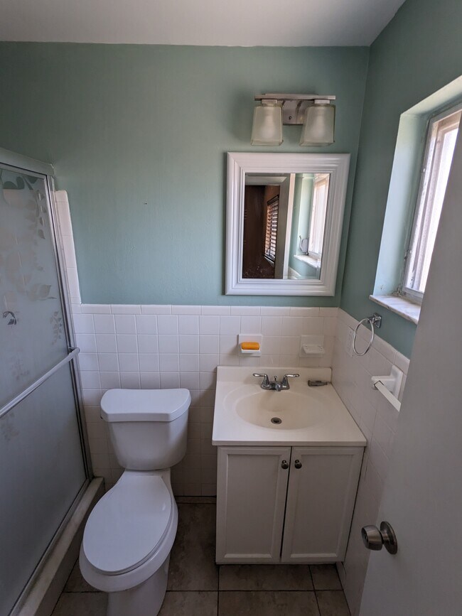 Master bathroom - 430 Patrick Ave