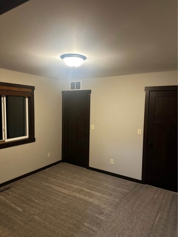 Building Photo - 1042 E Madison St