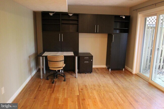 Building Photo - 6055 Meyers Landing Ct